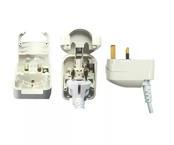 Stromadapter CEE 7/3 Buchse auf UK Typ G Stecker, 13A, verschraubt, weiß